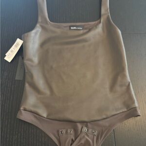 NWT - Aritzia / Babaton Brown Scoop Neck Faux Leather Bodysuit